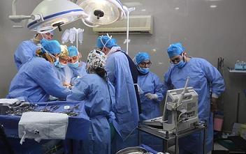 بالفيديو.. طبيب مصري يجري جراحة خطيرة لجنين داخل ر