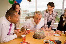إتيكيت الاحتفال بعيد ميلاد زملائك في العمل