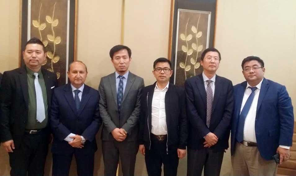 وزير الصناعة مع ممثلي شركات غزل ونسيج صينية