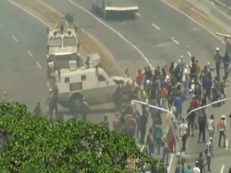 مدرعة عسكرية تدهس متظاهرين في فنزويلا