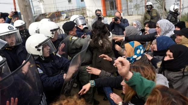 تدافع واشتباك بين المهاجرين والشرطة اليونانية