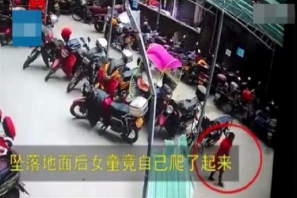  طفلة صينية تسقط من الـ26 دون أي إصابات (فيديو)