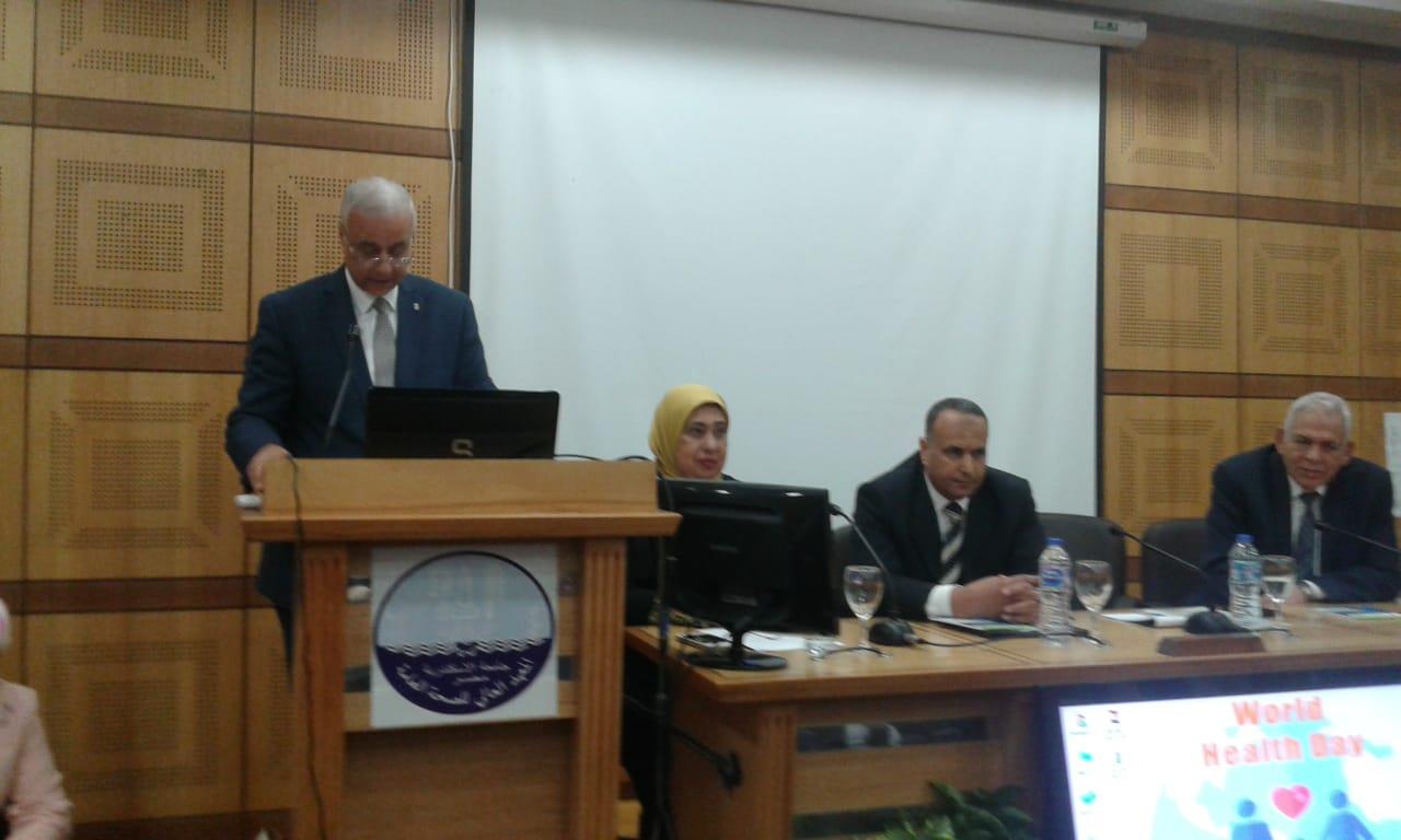 رئيس جامعة الإسكندرية خلال المؤتمر
