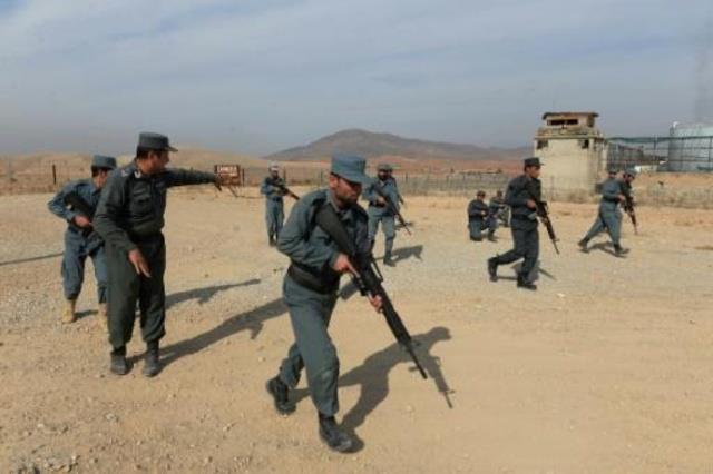 عناصر من الشرطة الأفغانية في مركز تدريب بضواحي جلا