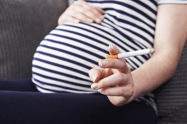 التدخين أثناء الحمل خطر على الأم والطفل
