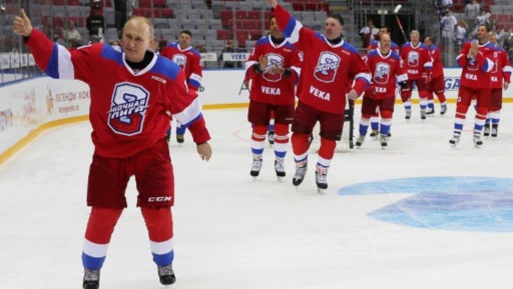 الرئيس الروسي فلاديمير بوتين يحيي الجهور خلال مبار