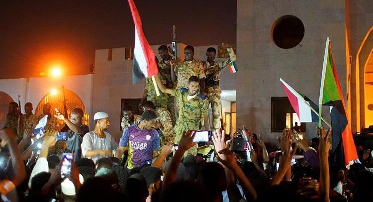 اعتصام السودانيين أمام القيادة العامة