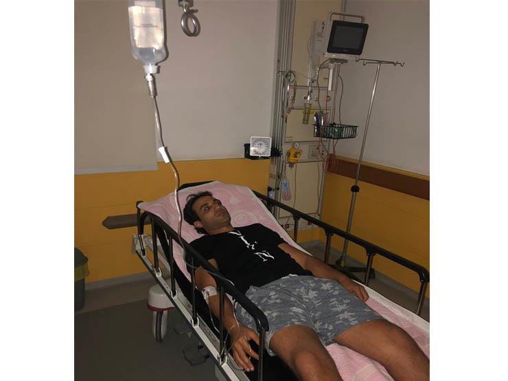أحمد فهمي خلال وجوده في المستشفى