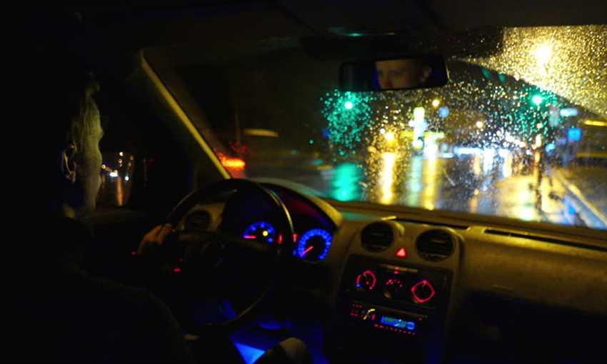 قيادة السيارات تحت المطر الخفيف تزيد احتمالات الحو