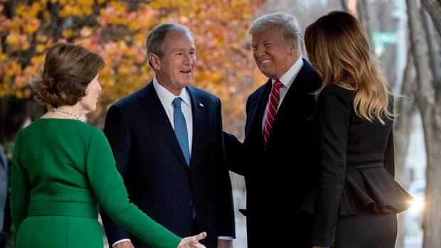 جورج بوش ودونالد ترامب مع زوجتيهما