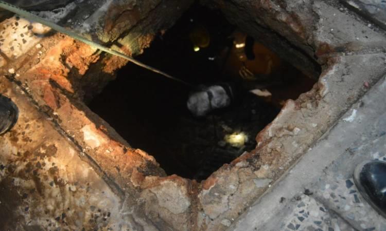 عُثر على جثة صاحب المنزل، مقتولا داخل خزان الصرف