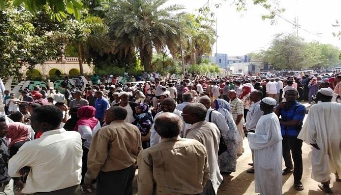 احتشاد الآلاف من السودانيين أمام مقر القيادة العام