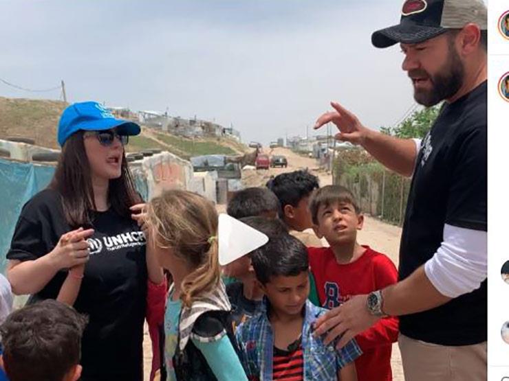 عمرو يوسف وكندة علوش في زيارة لمخيم اللاجئين بلبنا