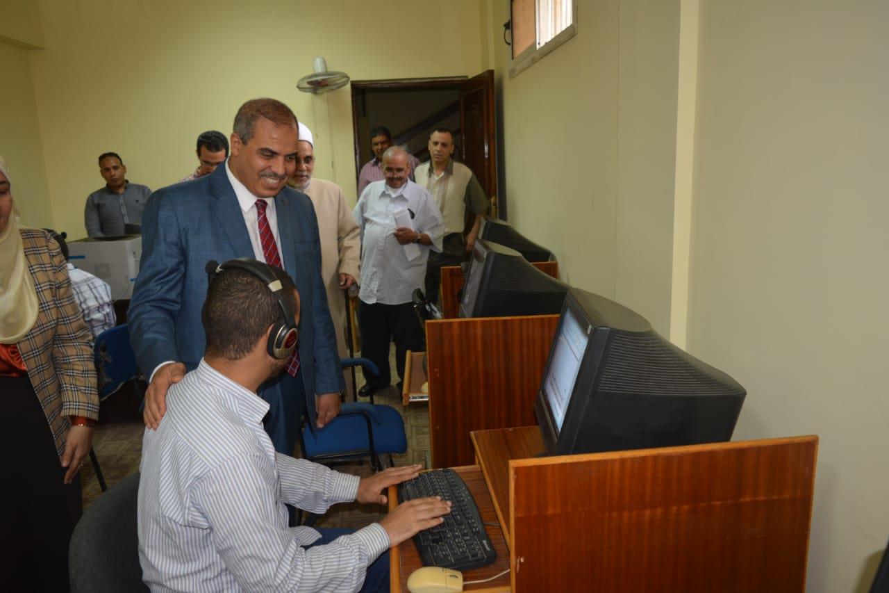 رئيس جامعة الأزهر يتفقد لجان الامتحانات الإلكتروني