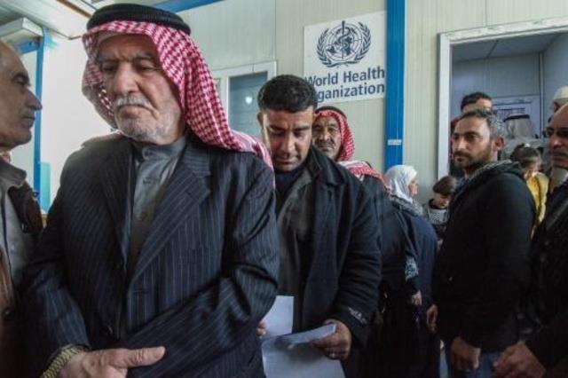 عراقيون ينتظرون دورهم في قسم السمع في المستشفى الج