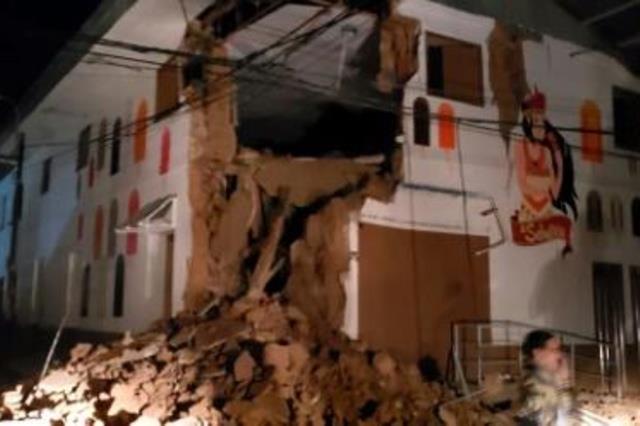 منزل دمره الزلزال في بلدة يوريماغواس في شمال البير