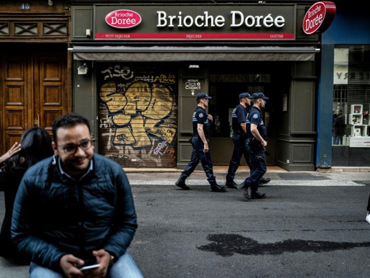 رجال شرطة أمام مخبز بريوش دوريه في 25 أيارمايو 201