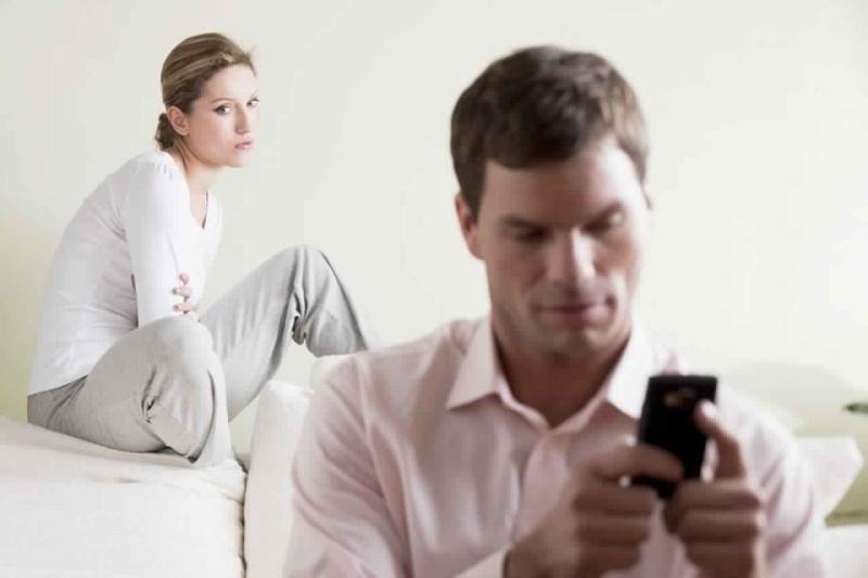 دراسة أمريكية: إهمال زوجتك يؤثر إيجابيا على علاقتك
