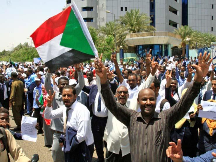 متظاهرون سودانيون أمام مقر البنك المركزي في الخرطو