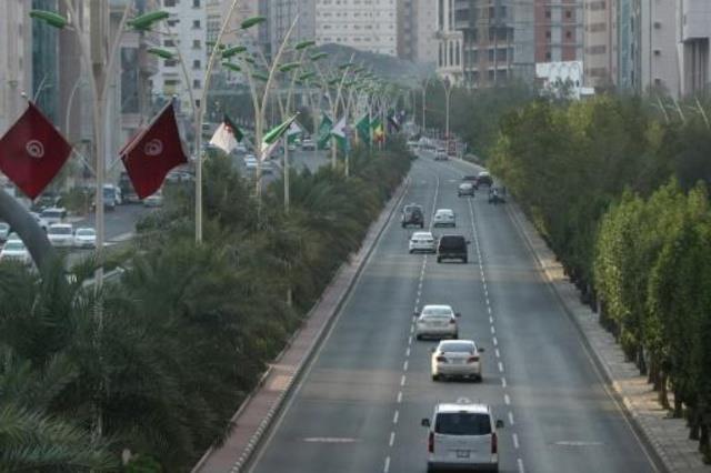 أعلام دول مختلفة في شوارع مكة بمناسبة انعقاد القمم