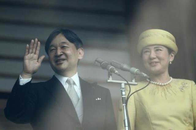 امبراطور اليابان الجديد إلى جانب زوجته