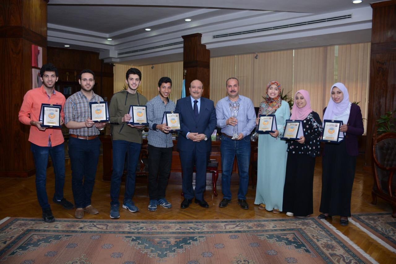 رئيس جامعة طنطا يكرم الطلاب الفائزين في مسابقة الع