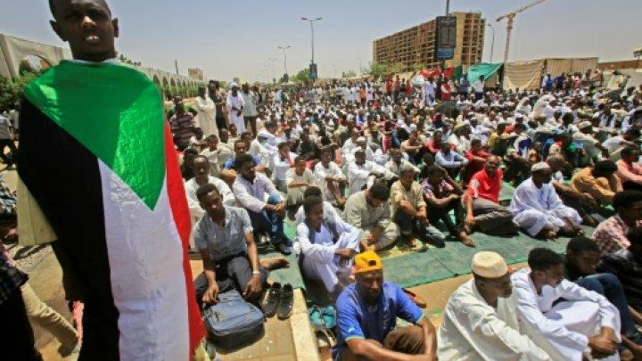 متظاهرون سودانيون خلال صلاة الجمعة خارج مقر القياد