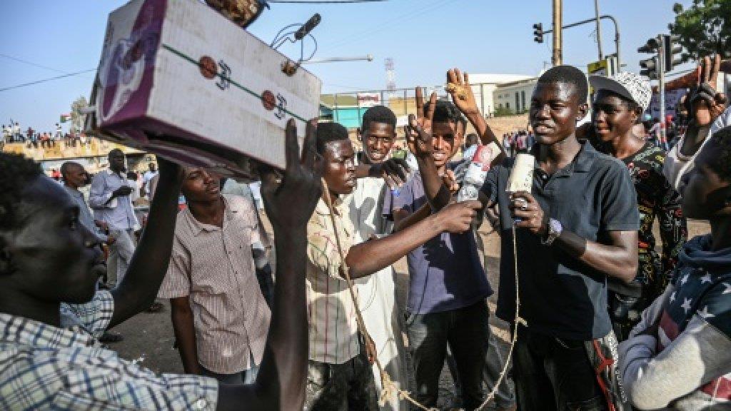 شاب سوداني يجري مقابلة بزجاجة بلاستيكية فارغة باعت