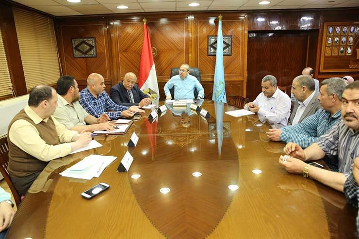 محافظ كفر الشيخ مع عدد من المسئولين