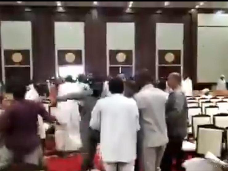 معركة بالكراسي في اجتماع المجلس العسكري السوداني