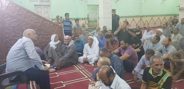 خلال لقاء المحافظ مع المواطنين في مسجد المروة