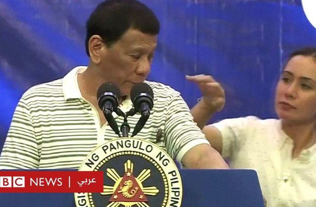 صرصار يزحف على قميص رئيس الفلبين