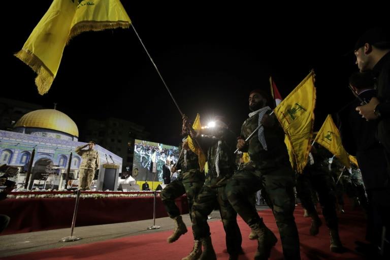عناصر من حزب الله يشاركون في مسيرة بمناسبة يوم الق