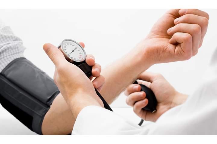  6 أخطاء شائعة تؤدي إلى ارتفاع قراءة ضغط الدم عن ا