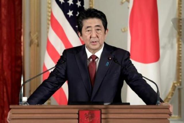 رئيس الوزراء الياباني شينزو آبي خلال مؤتمر صحافي م