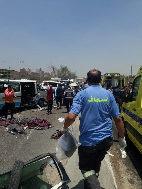 وفاة 14 مواطنا وإصابة 10 آخرين في حادث تصادم سيارت