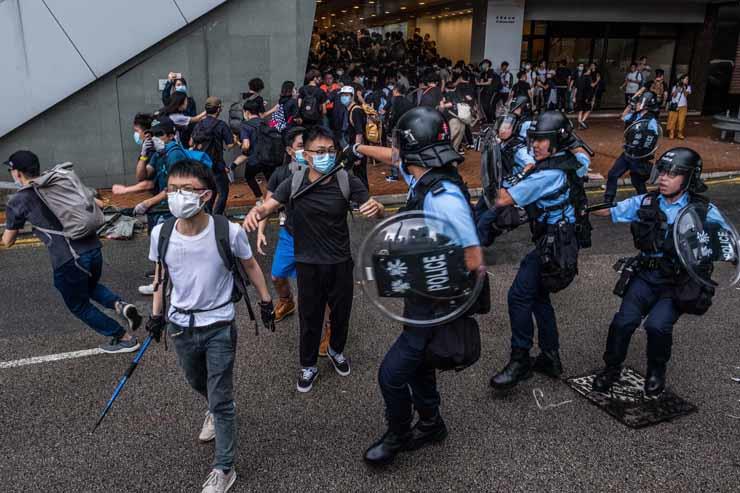 اشتباكات المتظاهرين وقوات الشرطة في هونج كونج