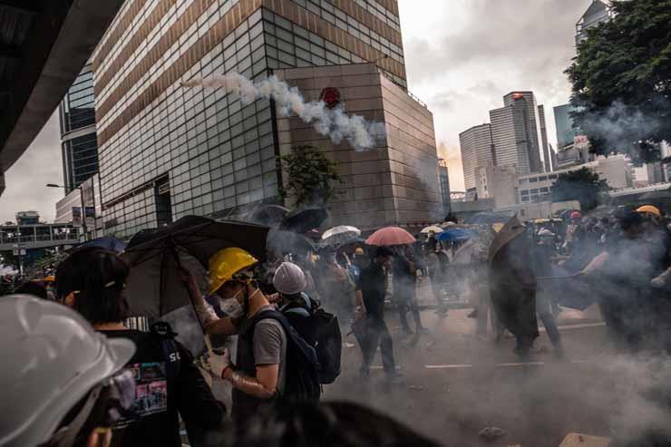 الشرطة في هونج كونج تستخدم الغاز المسيل للدموع ضد 