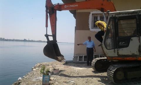 إزالة التعديات على نهر النيل                      