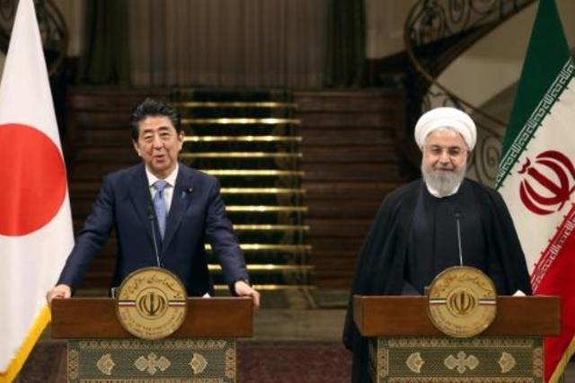 الرئيس الإيراني حسن روحاني ورئيس الوزراء الياباني 