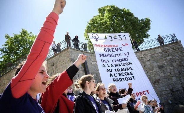 نساء سويسرا يتظاهرن من أجل المساواة بينهن وبين الر