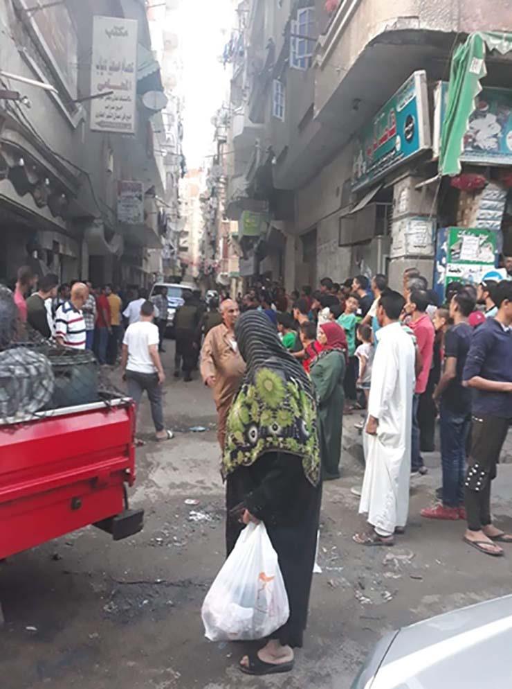 قوات الأمن وتجمع الأهالي بموقع الحادث (1)