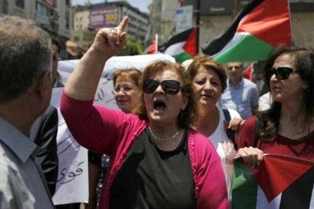فلسطينيون يتظاهرون في مدينة رام الله بالضفة الغربي