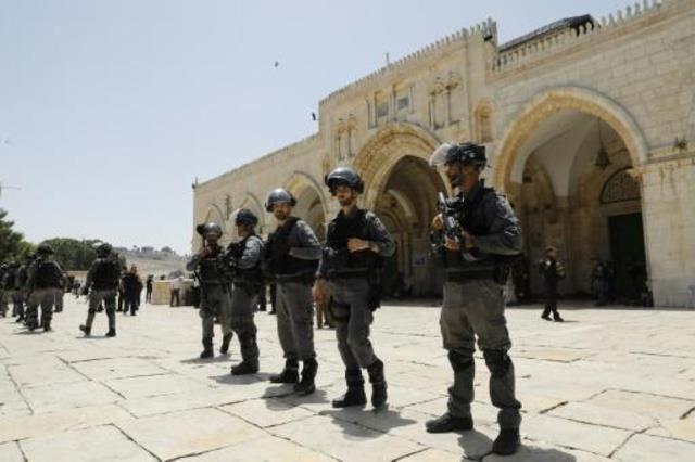 عناصر من الشرطة الإسرائيلية أمام المسجد الأقصى في 