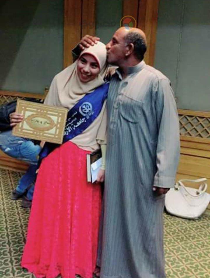 حاملة القرآن مع والدها