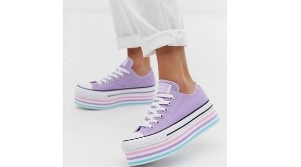الحذاء الرياضي يزهو بألوان مفعمة بالأنوثة