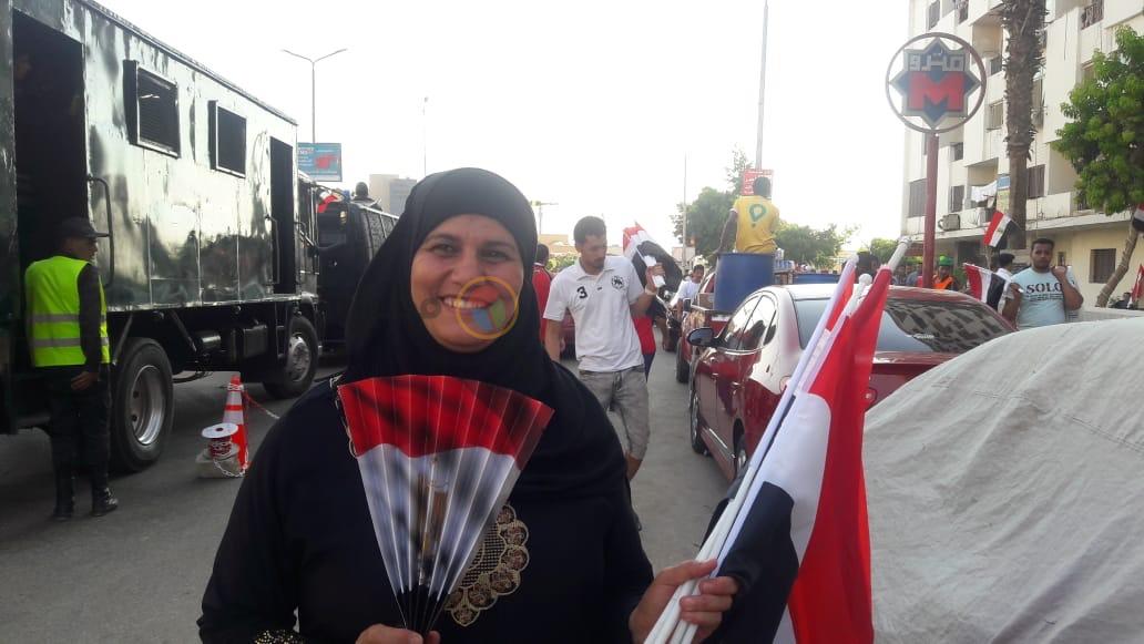 أسرة مصرية تبيع أعلام مصر