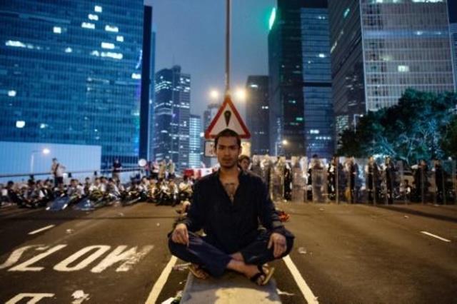 متظاهر جالس في وسط شارع هاركورت في هونغ كونغ