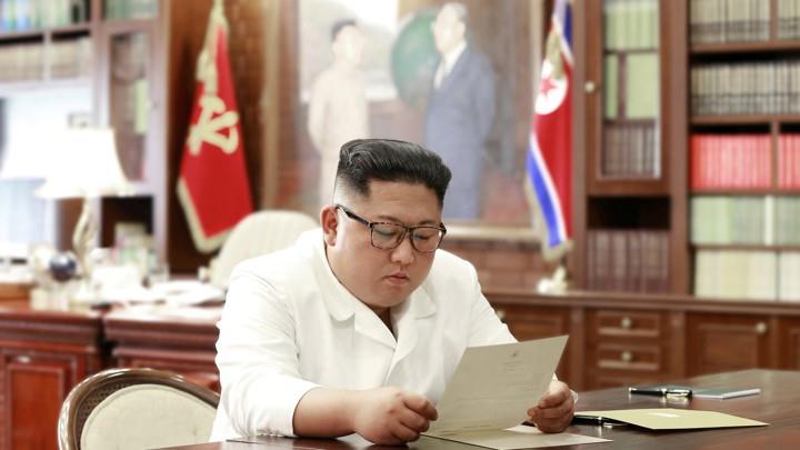 كيم جونغ أون يقرأ رسالة دونالد ترامب