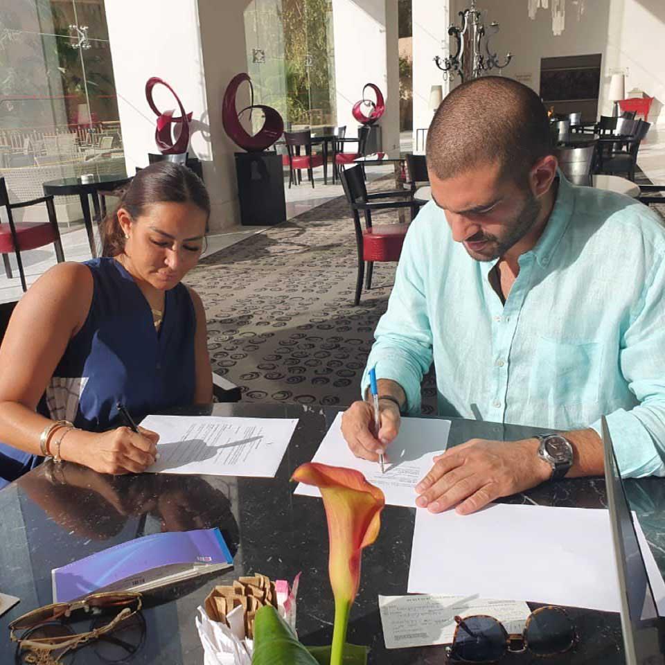 نجوى زهران توقع العقد مع منظم الحفل